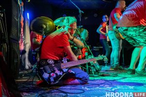 “Лажаць нельга, бо тут усе свае”. Гродзенскія Dzieciuki упершыню за тры гады выступілі ў Беластоку (ФОТА) Dzieciuki