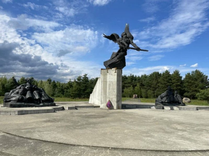 1,2 млн рублёў укладуць у мемарыяльны комплекс у Смаргоні. Яго адкрылі амаль 10 гадоў таму - але ўсё яшчэ дабудоўваюць Мемарыяльны комплекс у Смаргоні