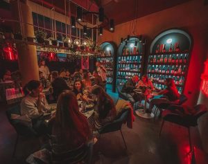 З тэлефоннай будкай і півам у слоіках: на Тэлеграфнай адкрываецца бар-музей «На провадзе» Вінны бар "Чырвоным па белым" ("Кей Бі"). Фота: instagram.com/kb.winery