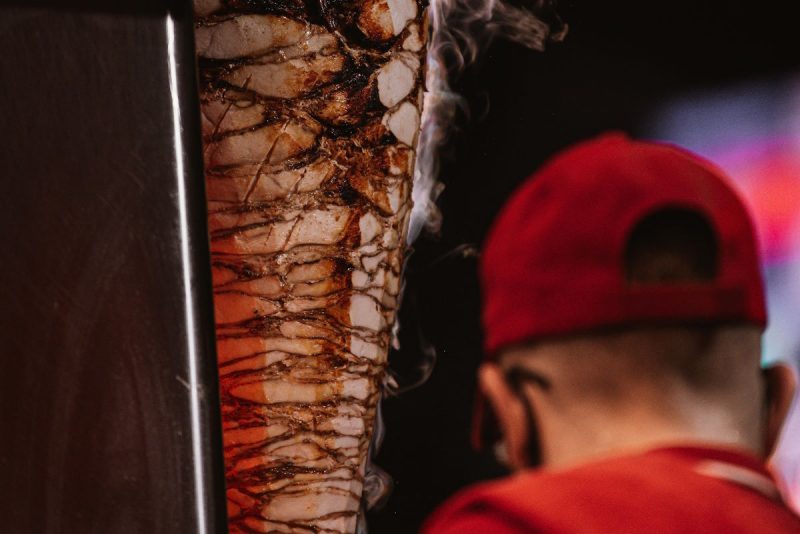 Прадукты пратэрмінаваныя, супрацоўнікі без даведак: санстанцыя знайшла парушэнні ва ўсіх гродзенскіх шаўрмічных шаурма