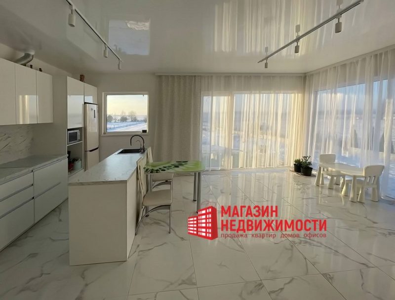 Нерухомасць тыдня: купіць дом у Путрышках з панарамнымі вокнамі і цёплай падлогай кухня дома ў Путрышках
