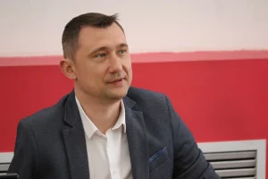 У Гродна прывезлі выставу партрэтаў жанчын «герояў» расійскай агрэсіі ў Украіне Аляксей Талай