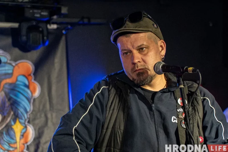 Фронтмэн гурта Dzieciuki Алесь Дзянісаў: «Мы мусім быць цікавымі не толькі беларусам, каб не ператварыцца ў беларускае гета» Алесь Дзянісаў, фронтмэн гурта Dzieciuki, на канцэрце ў Беластоку 25 кастрычніка 2023 года