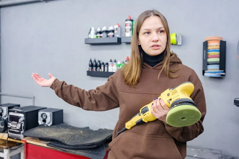 "Это не для девушек!" Гродненская учительница сменила профессию - сейчас полирует BMW и Audi