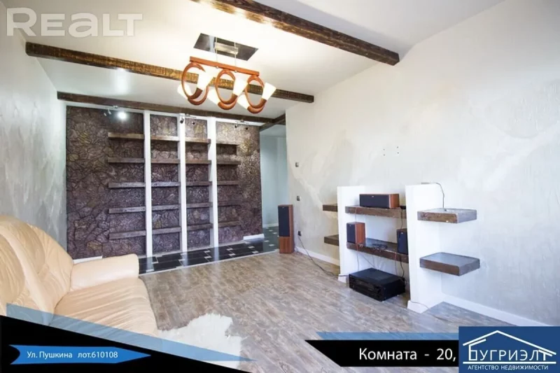 Нерухомасць тыдня: трошка з чорна-белай кухняй, ляпнінай і сцяной пад дрэва Яшчэ зала ў кватэры на Пушкіна