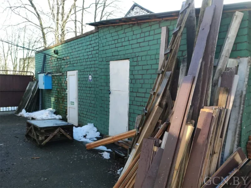 В парке Жилибера сдают в аренду известное кафе. Предыдущие арендаторы продержались менее года