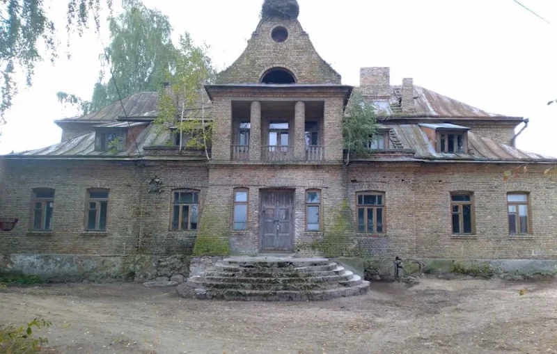 Пад Гроднам прадаюць амаль стогадовы будынак у стылі неабарока: купіць можна пад што заўгодна, бо дзяржавай не ахоўваецца Будынак былой адміністрацыі гміны ў вёсцы Лойкі пад Гроднам.