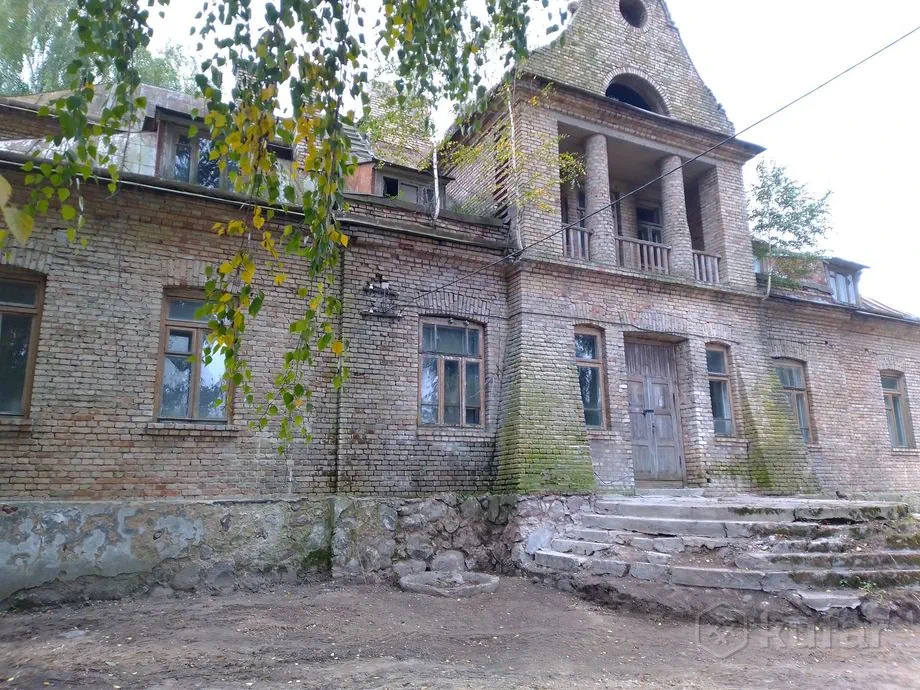 Прадаецца будынак былой адміністрацыі гміны ў вёсцы Лойкі пад Гроднам у стылі неабарока.