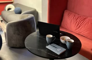 У цэнтры Гродна з'явіўся новы каворкінг. А яшчэ там бываюць кінапаказы, майстар-класы і нават танцы каворкінг у Гродне адкрыўся ў івэнт-прасторы "Тишина"