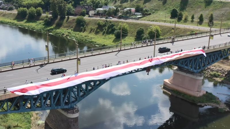 Беларуска апублікавала відэа, дзе на секунду мільгае БЧБ-сцяг. Гэтага хапіла для суда Сцяг на Старым мосце ў Гродне