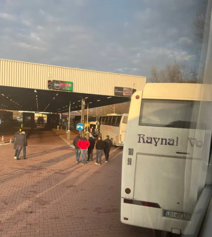 "Крыху менш за двое сутак". Зашкальваюць чэргі для аўтобусаў на польскай мяжы ў Брэсце - якія прагнозы? мяжа Брэст-Цярэспаль