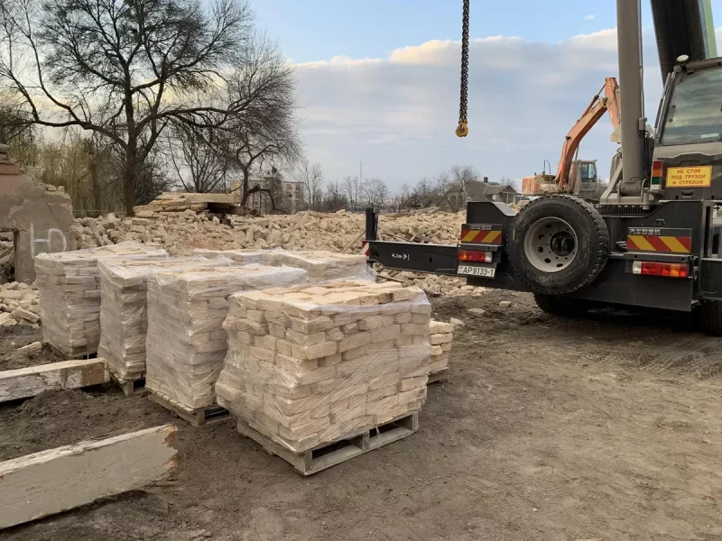 То, что осталось от казармы на Щорса, 2 - старый кирпич частично сохранят