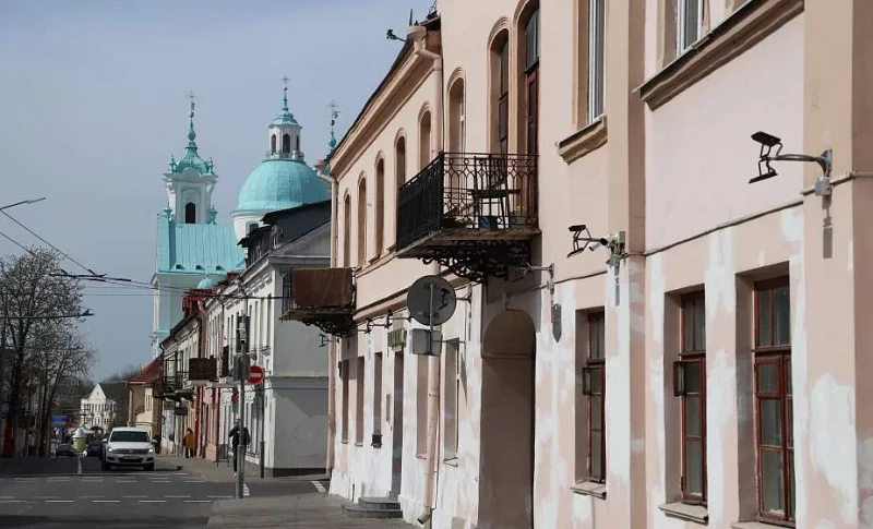 Рамонт фасада на вуліцы Маркса ў Гродне.