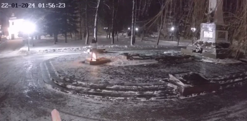 Здарэнне ля Вечнага агню ў ноч на 22 студзеня 2024 года. Хлопец апаганіў Вечны агонь - памачыўся на яго. Скрыншот з відэазапісу камеры назірання. Крыніца: міліцыя Гродна