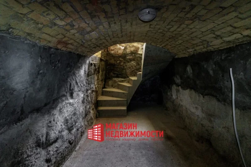 У гістарычным цэнтры Гродна прадаюць вялізную кватэру з вінным склепам - за $266 500