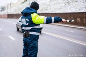 Магічны відэарэгістратар. Збітаму ДАІшнікамі рабочаму не паверыў мясцовы суд — але ў яго ёсць шанец іх пакараць Супрацоўнік ДАІ ў Гродне за працай.