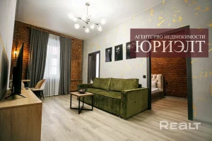 Нерухомасць тыдня: двушка ў гістарычным доме для жыцця ў цэнтры або здачы турыстам Зал в квартире на Городничанской