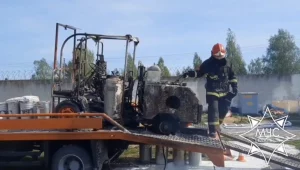 У Слоніме загарэўся разметачны аўтамабіль дарожнікаў - працоўны загінуў Згарэлая фарбавальная машына ў Слоніме. Крыніца: МНС