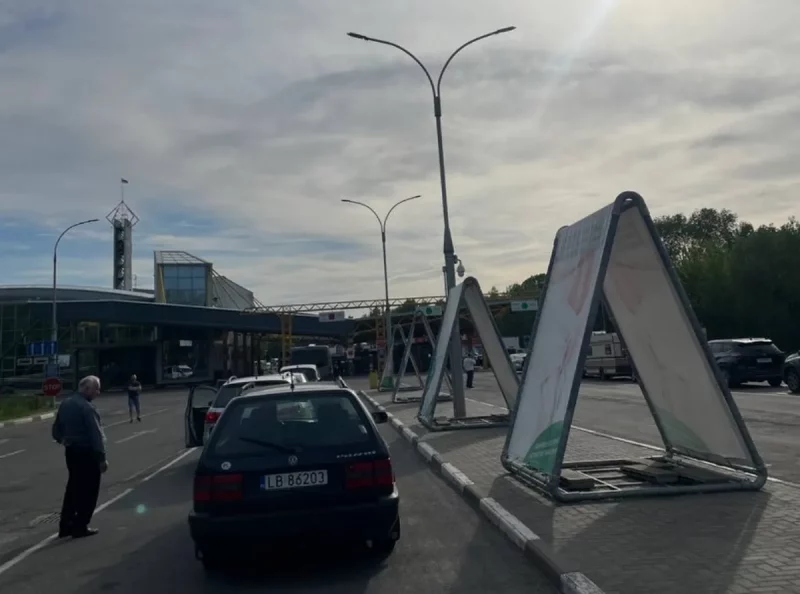 Да двух сутак. Як беларусы стаяць у чэргах на мяжы 9 траўня На мяжы з Польшчай