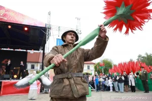 Сцяг Перамогі над драмтэатрам, каша ў кубачках і сплаў з партрэтамі. Як Гродна адзначыў Дзень Перамогі 9 траўня ў Гродне.