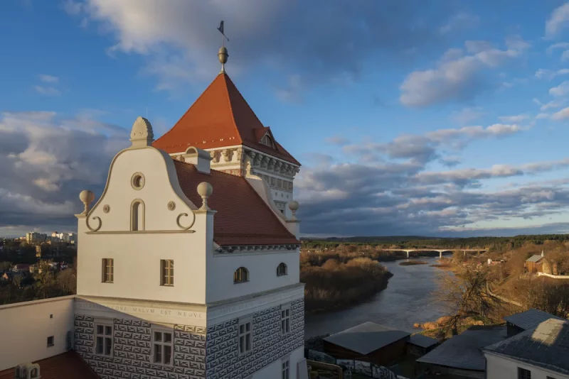 Дзе прызямліўся Хрыстос? Да дыскусіі пра Гародню і Горадню Стары замак у Гродне. Від на Нёман і мост. Фота: iStock
