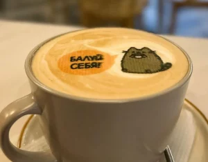 кава прынтэр, які друкуе малюнкі і фатаграфіі на кававай пенцы. Фота ілюстрацыйнае, evebot.cc