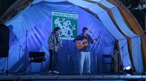 «Шкада рамантыкі вогнішча і зорак над галавой». Паэт і бард Аляксандр Слашчоў расказаў, чым яго засмуціў «Зялёны Гран-Пры 2024». Канцэрт на фестывалі "Зялёны Гран-Пры", 25 траўня 2024 г. Скрыншот з відэа канала "Клуб аўтарскай песні і паэзіі Аўтарак Гродна" на YouTube