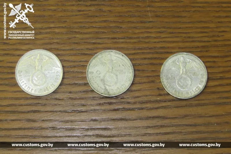 На мяжы выявілі 540 манет Трэцяга рэйху са свастыкай. Што пагражае кіроўцы