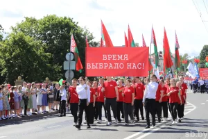 Чалавек-цукар, бетонамяшалка і гіганцкая каўбаса. Што паказалі на аўтапарадзе ў Гродне ў Дзень незалежнасці Дзень незалежнасці 2024