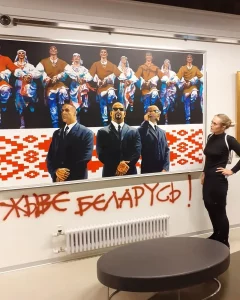 Музей у Пецярбургу хочуць аштрафаваць за “Жыве Беларусь!” пад карцінай Грыневіча. Надпіс там з 2020 года Картина "Фестиваль" в музее "Эрарта"