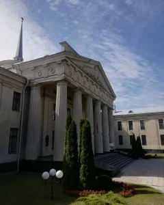 Дзясяткі навуковых супрацоўнікаў шукаюць у музеі Гродна. Вінаватыя заробкі і ідэалагічнае "сіта" Гродзенскі гісторыка-археалагічны музей у Новым замку.