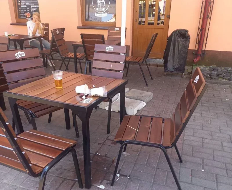 Гродзенцы паскардзіліся на смецце каля кафэ ў цэнтры горада: праблему "вырашылі" радыкальна Смецце ў цэнтры Гродна ля шаўрмічнай. Фота: grodnonews.by