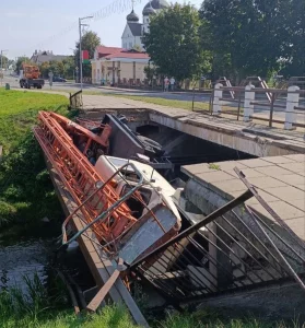 У Смаргоні абваліўся мост разам з аўтавышкай на ім: падрабязнасці здарэння Поврежденный мост с автовышкой. Источник: канал СМОРГОНЬ NEWS