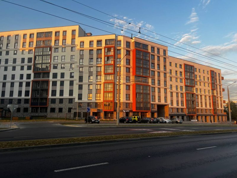 Гродзенцы абурыліся з-за платнай паркоўкі ля адной з новабудоўляў - $2000 за месца