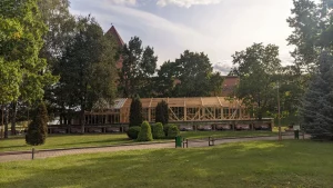 Каля сцен Лідскага замку ўзводзяць рэстаран беларускай кухні Каркас будучага рэстарану каля Лідскага замка. Фота: s13.ru