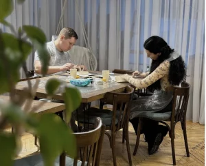 Навучыцца экалагічна выказваць эмоцыі, прыгатаваць моці і станцаваць K-pop: якія гурткі для дарослых ёсць у Гродне Заняткі ў крафт-студыі "Victory". Скрыншот з Instagram-акаўнта студыі