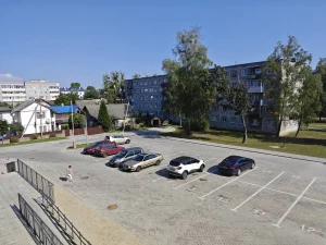 Закрытая паркоўка каля дома на Савецкіх Пагранічнікаў - месцы на ёй платныя. Фота: s13.ru