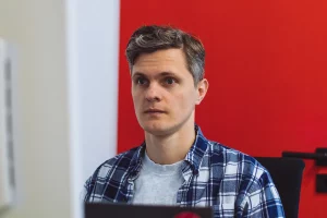 Руслан Кулевіч распавёў, як яго памерлага бацьку спрабавалі паставіць на ўлік "дармаедаў" Руслан Кулевіч працуе. Фота: Hrodna.life