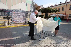 Адкрыццё новай пліты, прысвечанай фільму "Зімародак" на Алеі кіно ў Гродне. Фота: БелТА