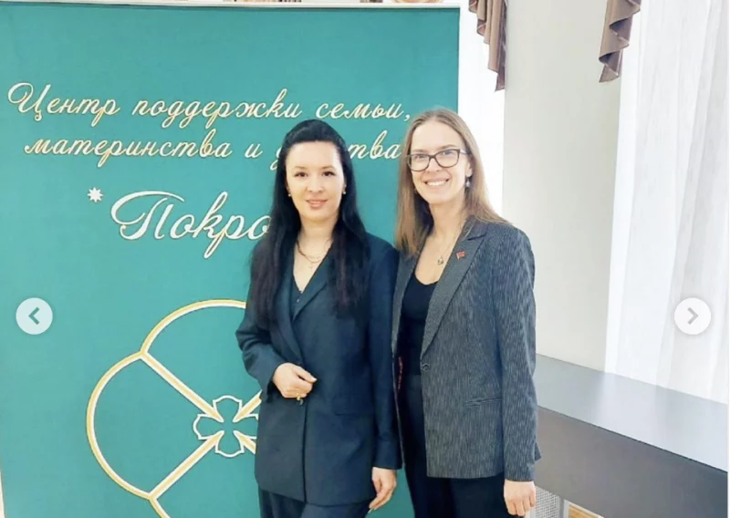 Алеся Крук (злева) на ўзнагароджанні конкурсу "Святасць нараджэння 2024". Скрыншот Hrodna.life з Instagram паліклінікі №7 г. Гродна