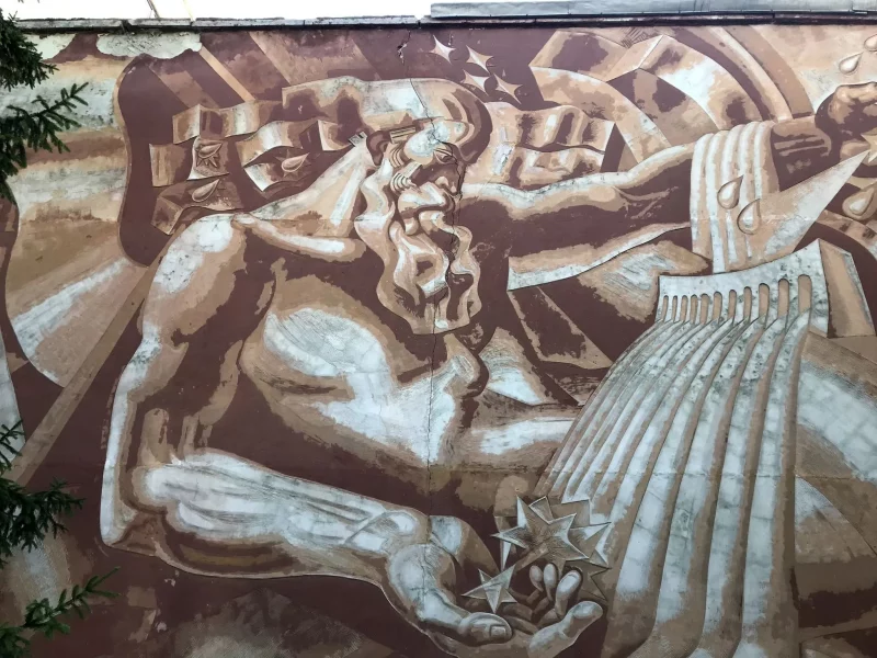 Трэшчына можа знішчыць помнік сацрэалізму ў Гродне. Як яго ўратаваць? Савецкае манументальнае мастацтва. Трэшчына на сграфіта "Песня пра Нёман". Фота: Facebook-група "Гродна"