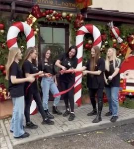 Калядная крама блогеркі jennie.t зноў адкрыецца ў Гродне Адкрыццё каляднай зоны ў краме Яўгеніі ў 2023 годзе. Скрыншот Hrodna.life з Instagram крамы jennie.t