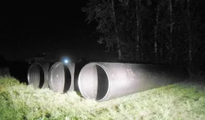 Дырэктар намаляваў месца захоўвання труб ад рукі. Высветліліся падрабязнасці гібелі 4-гадовага хлопчыка ў Лідзе Трубы, якія прыціснулі дзіця. Фота: Следчы камітэт