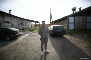 Раман Нагула побач са сваёй мэблевай вытворчасцю RomWood у Лідзе. Фота: Onliner.by