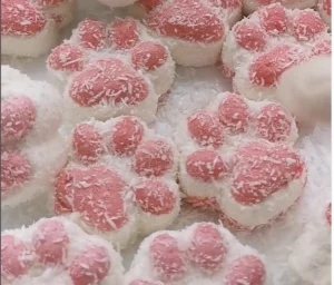 Кандытарка з Гродна зрабіла “трэндавыя прысмакі” на аснове маршмэлаў і выклікала ажыятаж сярод падлеткаў Дэсерт таба лапкі з маршмэлаў, які зрабіла Наталля. Скрыншот Hrodna.life з Instagram кандытара