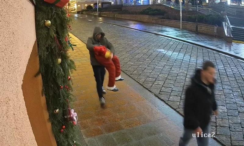 Гродзенец крадзе ногі Дзеда Мароза.