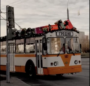 Упрыгожаны рэтра тралейбус №187 у Гродне. Скрыншот Hrodna.life з відэа _arelchik