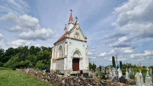 Капліца-пахавальня Качаноў у Івашкаўцах. Фота: Аляксандр Фёдараў, Яндэкс Карты