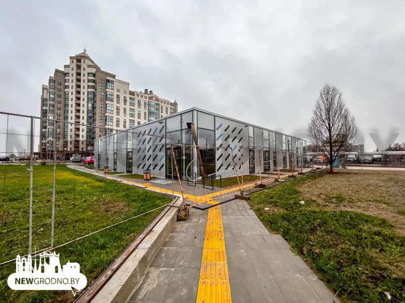 Каля міні-рынку «Дзевятоўка» пабудавалі кафэ з тэрасамі. Параўнайце праект і вынік Кафэ каля міні-рынка "Дзевятоўка". Фота: newgrodno.by