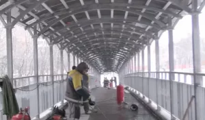 У Гродне з'явіўся адзіны ў горадзе крыты мост. Яго адкрыюць у канцы студзеня Абноўлены мост на Фамічова. Скрыншот Hrodna.life рэпартажу "Гродна Плюс"